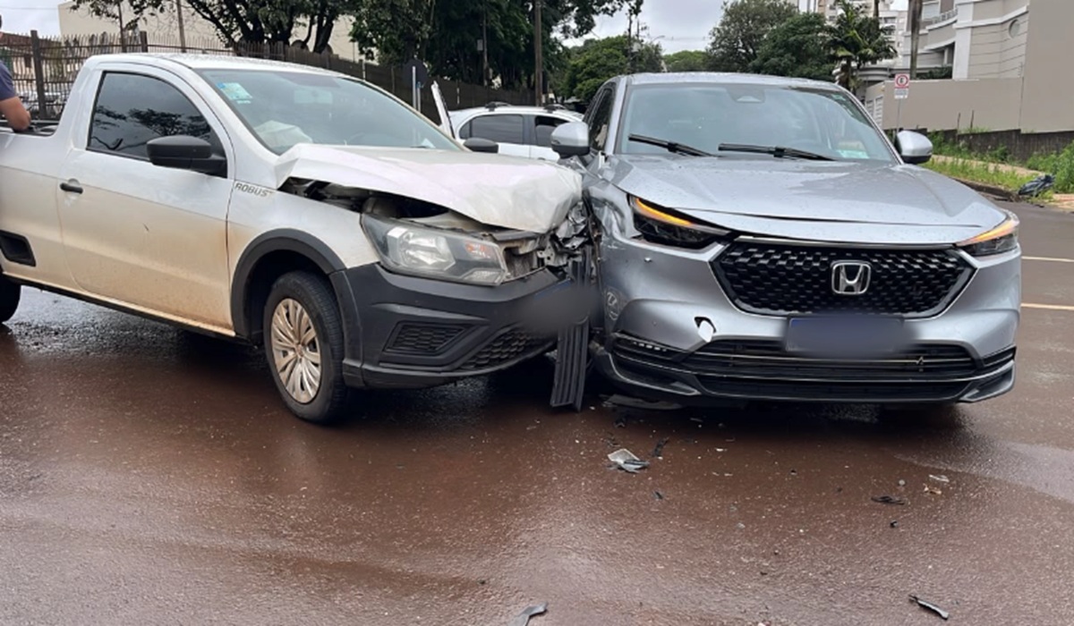Acidente entre Honda HR-V e Saveiro no é registrado debaixo de chuva no Centro