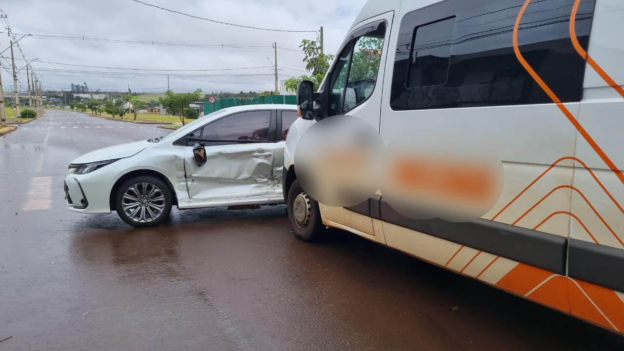 Van e Corolla se envolvem acidente de trânsito com vítima no Tropical III
