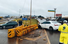 Ford Fiesta e Toyota Corolla se envolvem em acidente no Trevo Cataratas, em Cascavel