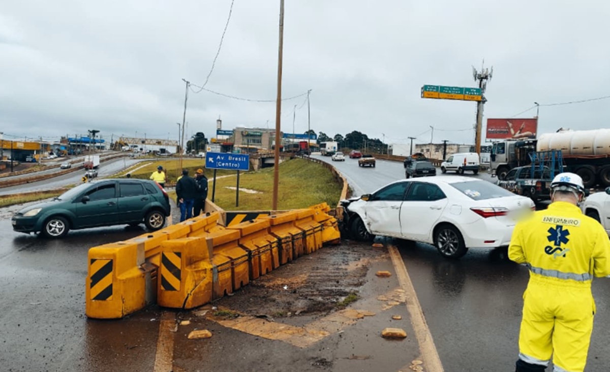 Ford Fiesta e Toyota Corolla se envolvem em acidente no Trevo Cataratas, em Cascavel