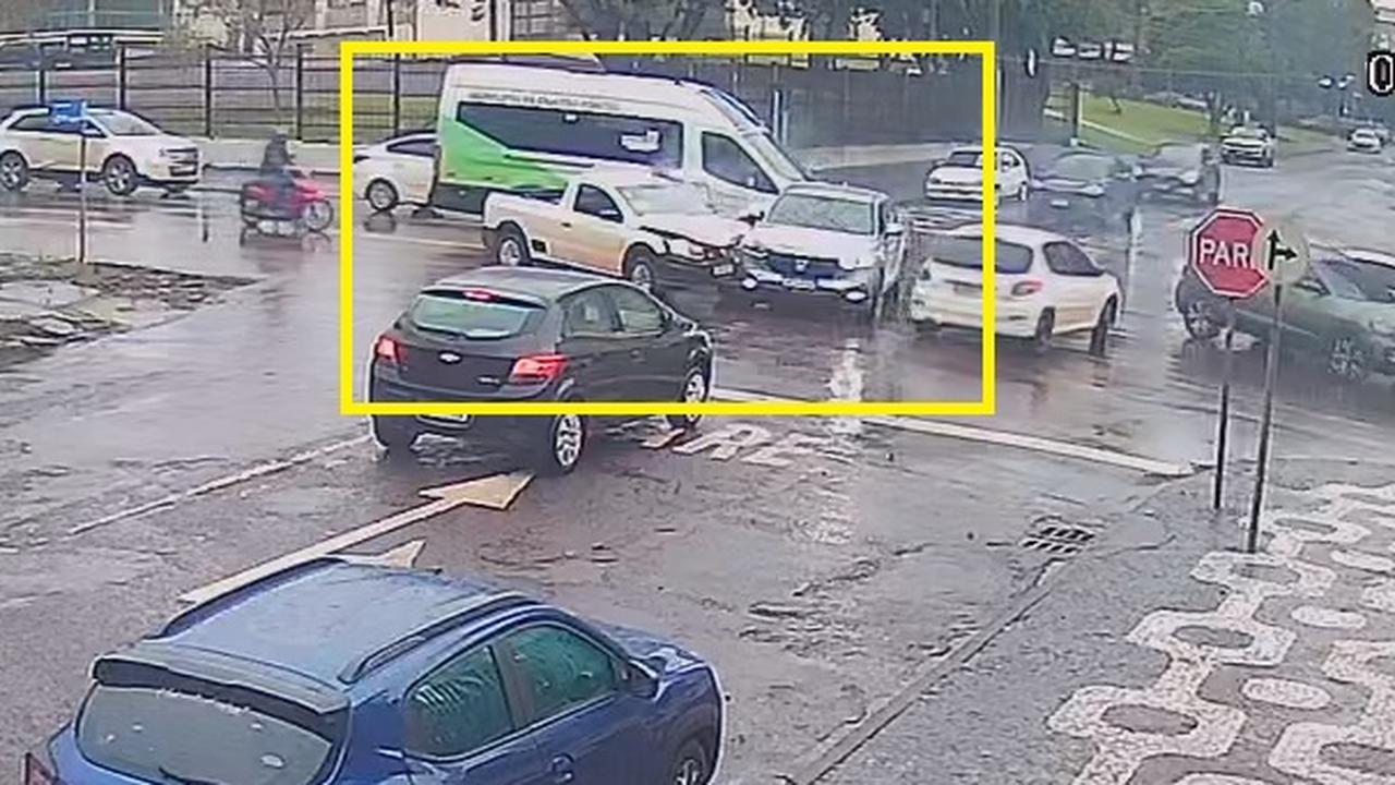 HR-V avança preferencial e acaba envolvido em acidente com Saveiro no Centro