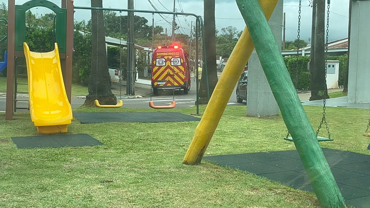 Homem cai de escada em condomínio no Parque Verde