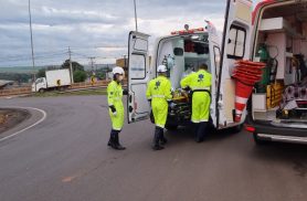 Acidente no Trevo Cataratas deixa motociclista ferido após colisão com carro e caminhão