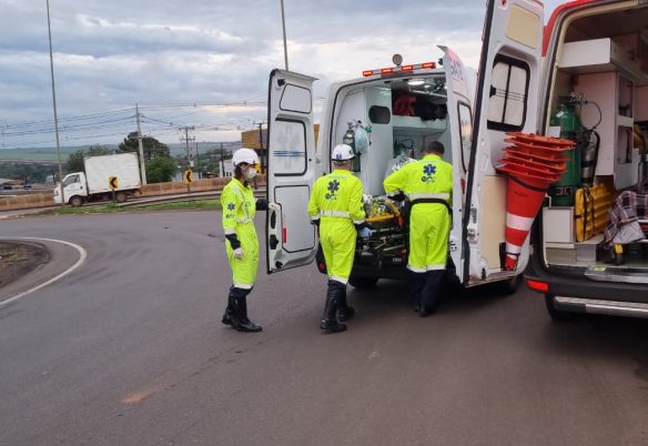 Acidente no Trevo Cataratas deixa motociclista ferido após colisão com carro e caminhão