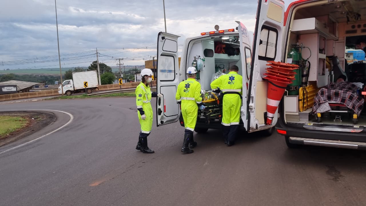 Acidente no Trevo Cataratas deixa motociclista ferido após colisão com carro e caminhão