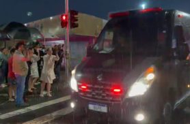 VÍDEO! Policiais saem aplaudidos de CMEI após crianças resgatadas