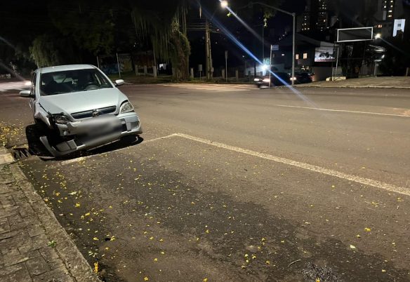 Corsa e caminhonete batem no cruzamento da Rua 7 de Setembro, no Centro de Cascavel