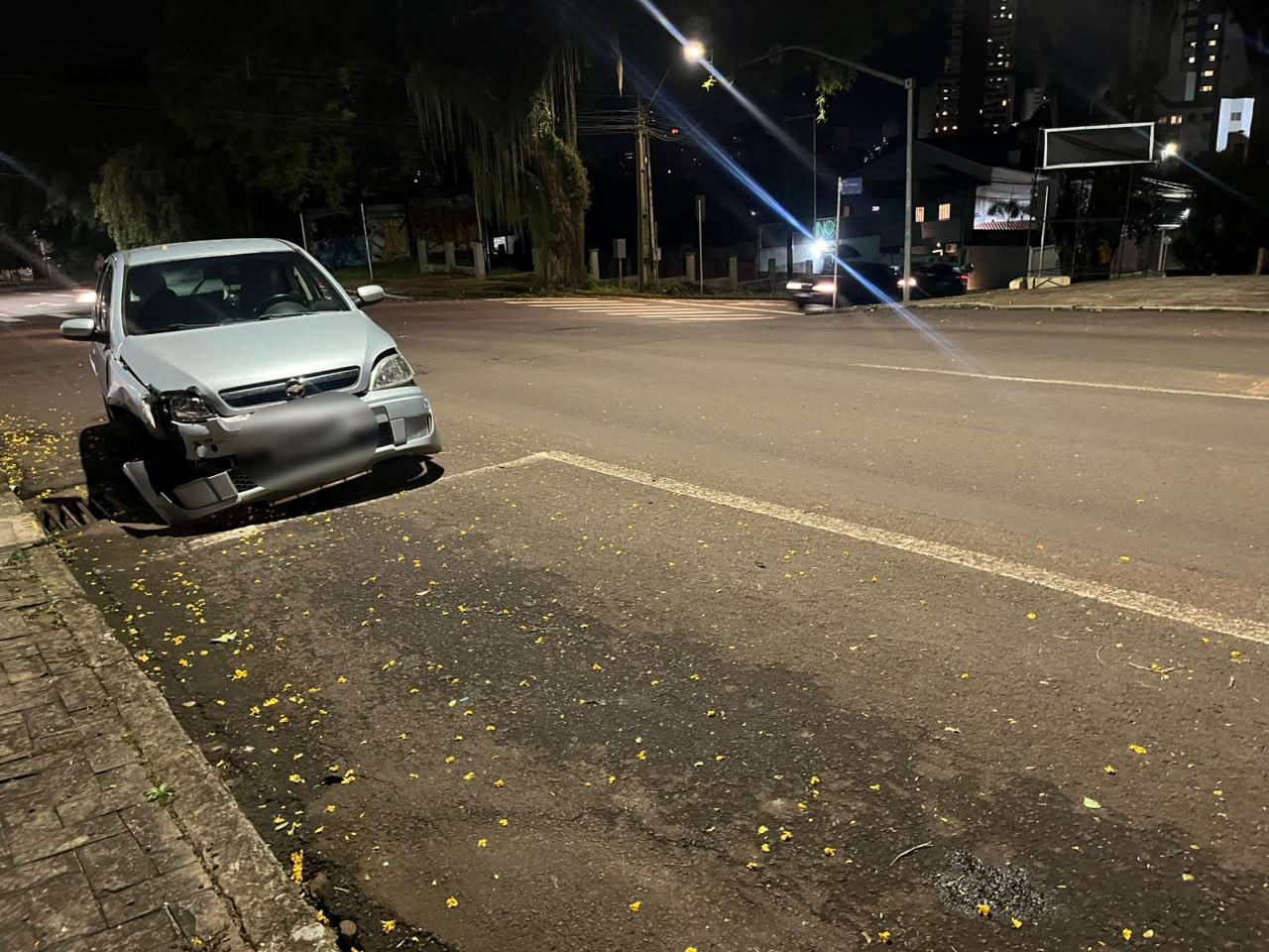 Corsa e caminhonete batem no cruzamento da Rua 7 de Setembro, no Centro de Cascavel