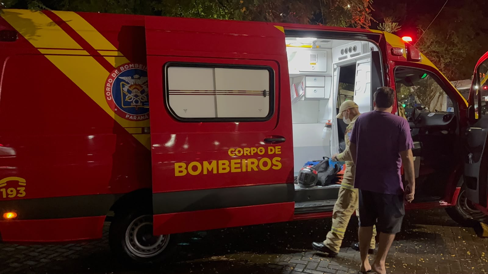 Motociclista de 19 anos fica ferido em batida com caminhonete na Avenida Brasil, em Cascavel