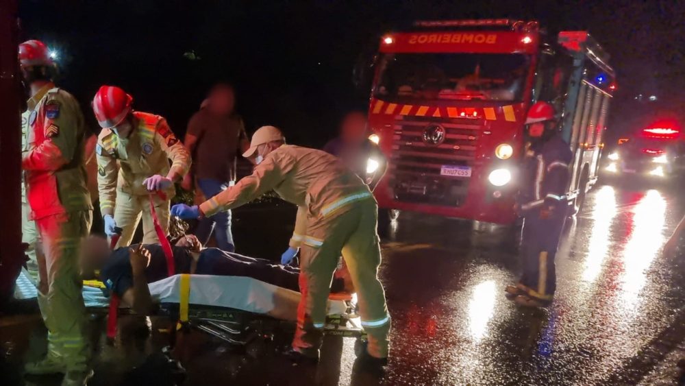 Imagem referente a Colisão entre Ford Ka e Nissan termina com pedestre atropelado na BR-277, em Cascavel