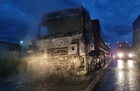 Caminhão com carga de soja é tomado pelo fogo na BR-369, em Cascavel Caminhão com carga de soja é tomado pelo fogo na BR-369, em Cascavel