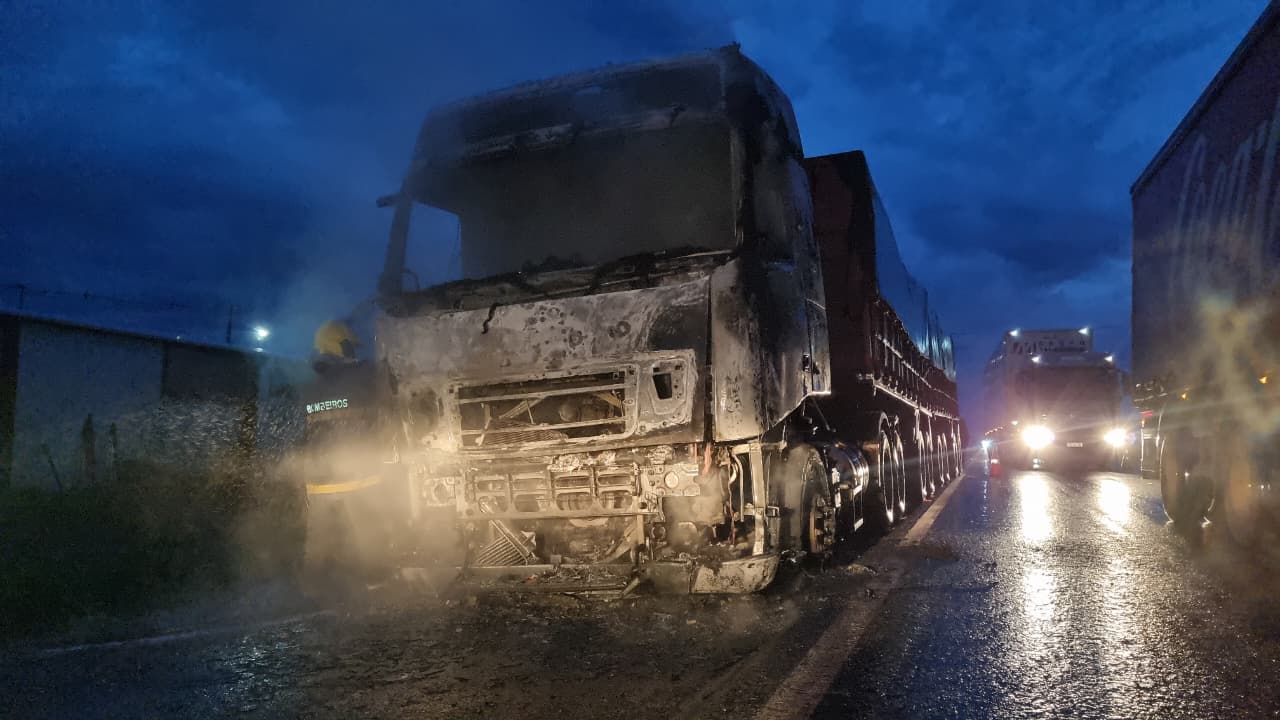 Caminhão com carga de soja é tomado pelo fogo na BR-369, em Cascavel