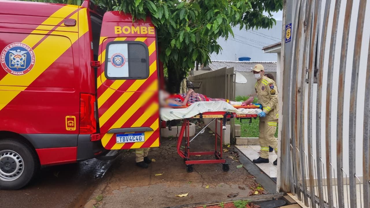 Idosa tem lesão na cabeça após sofrer queda em residência