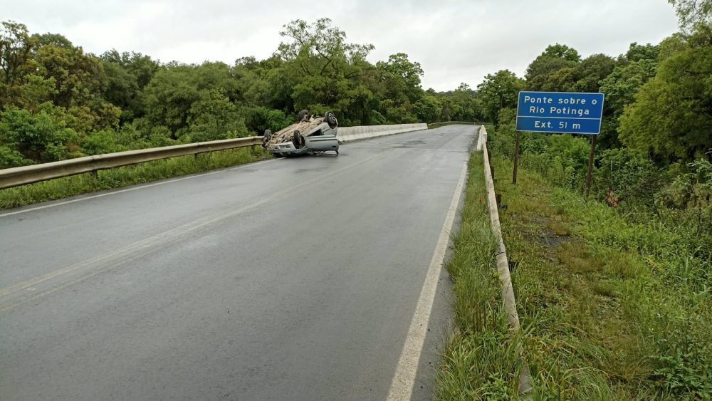 Capotamento na BR-153 em Rebouças deixa dois feridos na madrugada deste sábado Imagem referente a Capotamento na BR-153 em Rebouças deixa dois feridos na madrugada deste sábado