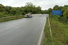 Capotamento na BR-153 em Rebouças deixa dois feridos na madrugada deste sábado