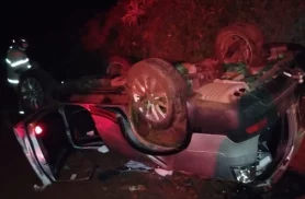 Dois homens ficam feridos após capotamento na BR-280, em Marmeleiro