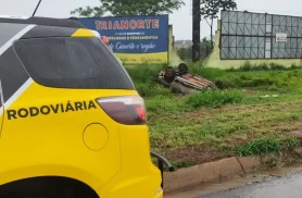 Motorista de 37 anos fica ferido após capotar Saveiro na PR-323 em Cianorte