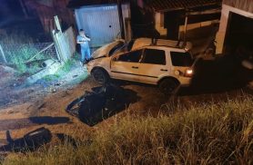 Carro capota em barranco e deixa homem morto e esposa ferida em Itaperuçu