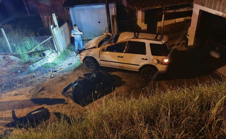 Carro capota em barranco e deixa homem morto e esposa ferida em Itaperuçu Imagem referente a Carro capota em barranco e deixa homem morto e esposa ferida em Itaperuçu