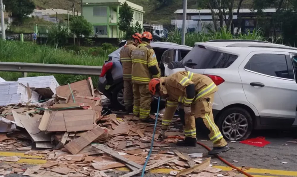 Acidente na BR-393, no RJ, deixa cinco mortos e nove feridos Imagem referente a Acidente na BR-393, no RJ, deixa cinco mortos e nove feridos