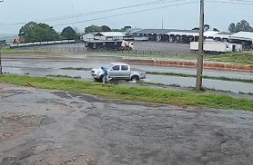 Impressionante: Ciclista salta de bicicleta e escapa de atropelamento na BR-163