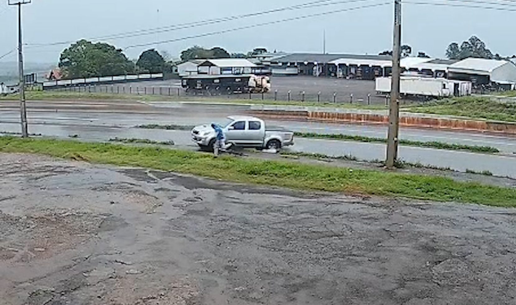 Impressionante: Ciclista salta de bicicleta e escapa de atropelamento na BR-163