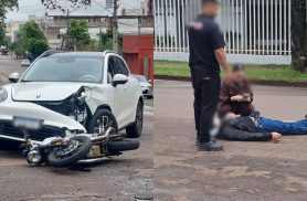 Motociclista fica ferido após colisão com carro elétrico no Centro