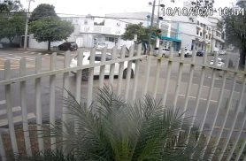 Vídeo mostra carro atravessando preferencial e derrubando motociclista no Centro