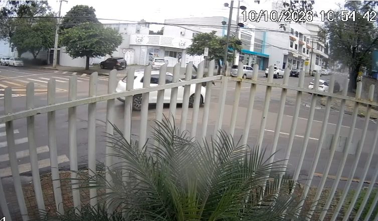 Vídeo mostra carro atravessando preferencial e derrubando motociclista no Centro