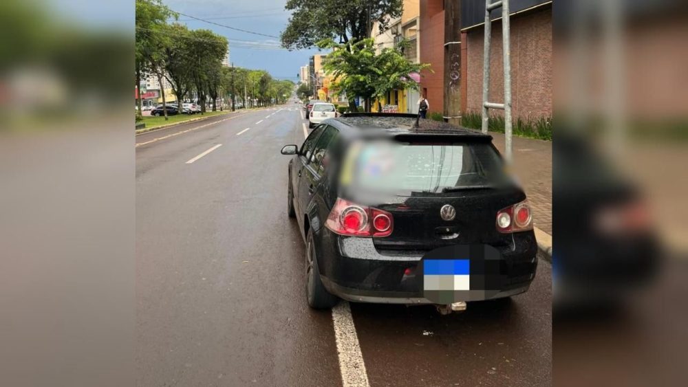 PM remove veículo estacionado irregularmente na Avenida Brasil, em Cascavel Imagem referente a PM remove veículo estacionado irregularmente na Avenida Brasil, em Cascavel