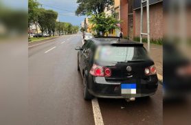 PM remove veículo estacionado irregularmente na Avenida Brasil, em Cascavel
