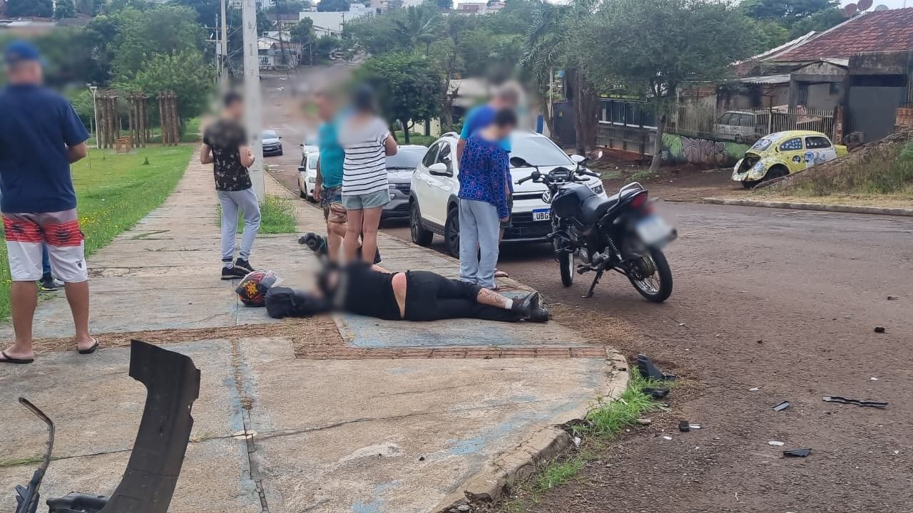 Motociclista fica ferido após colisão com HB20 no Bairro Santa Cruz
