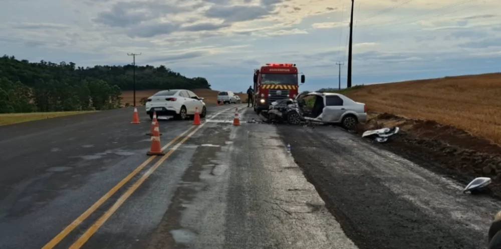 Imagem referente a Mulher morre após colisão frontal entre carros na PR-281, em Dois Vizinhos