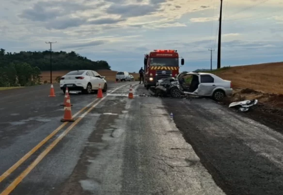 Mulher morre após colisão frontal entre carros na PR-281, em Dois Vizinhos