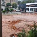 Imagem relativa a Ruas no Centro de Verê são tomadas pela água da chuva e formam correnteza no meio do asfalto