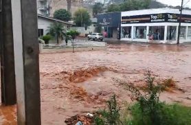 Ruas no Centro de Verê são tomadas pela água da chuva e formam correnteza no meio do asfalto