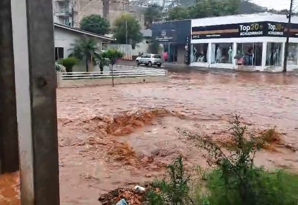 Ruas no Centro de Verê são tomadas pela água da chuva e formam correnteza no meio do asfalto