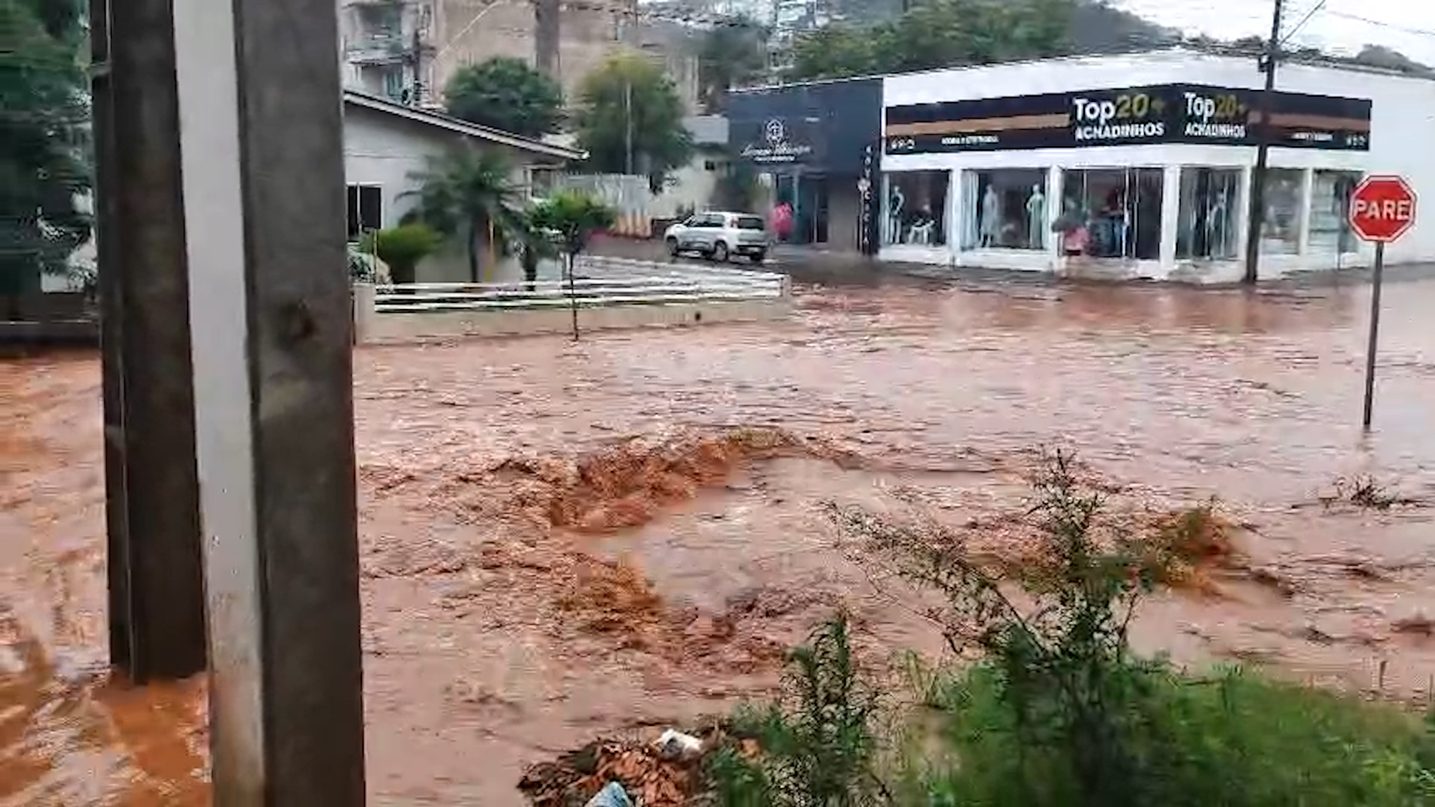Ruas no Centro de Verê são tomadas pela água da chuva e formam correnteza no meio do asfalto