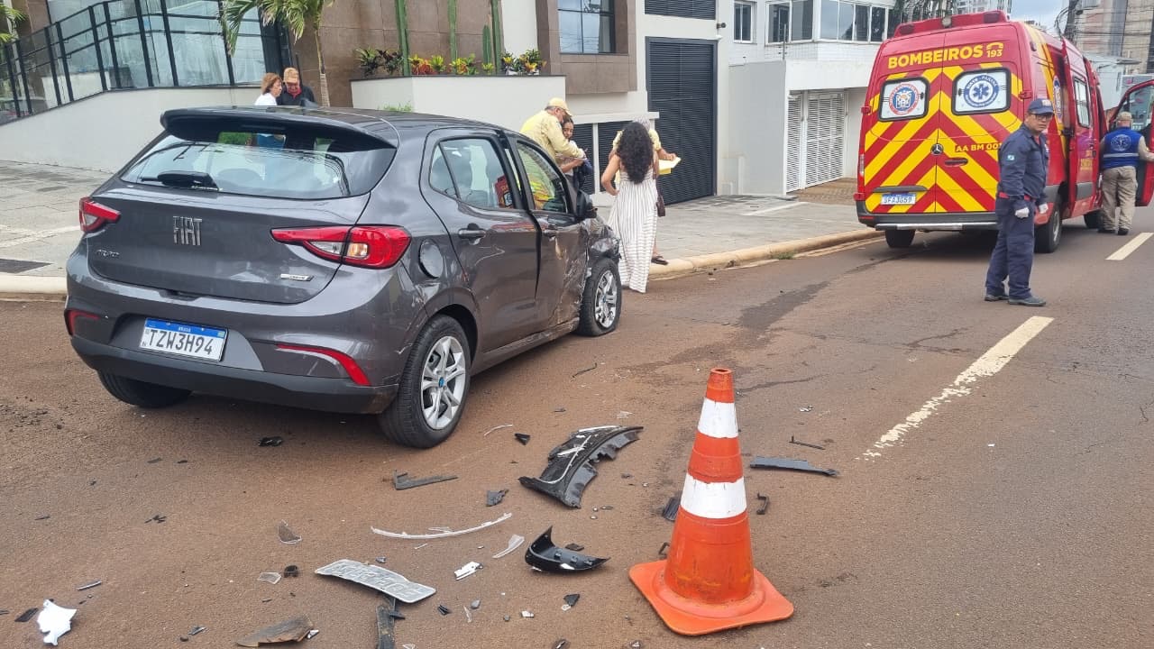 Argo e C3 batem na Rua Marechal Cândido Rondon esquina com Rua Presidente Kennedy