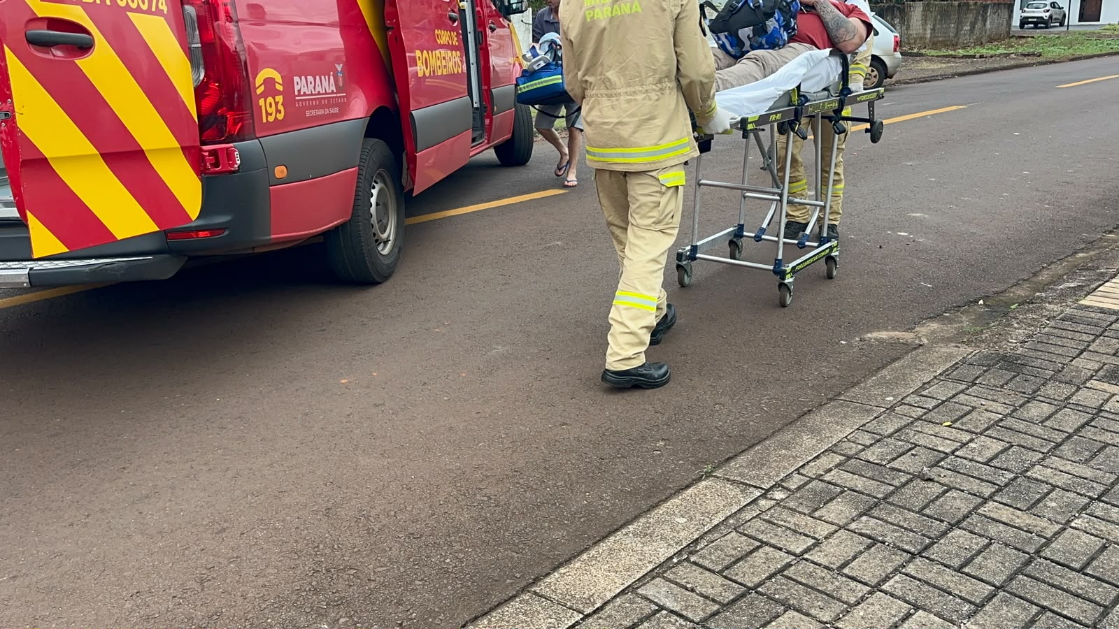 Batida entre moto e carro deixa homem ferido no Brasília