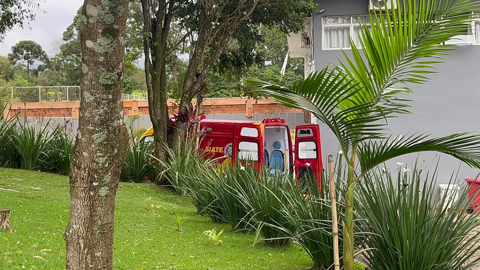 Trabalhador fica ferido após queda no Santa Felicidade