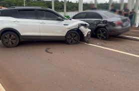Avenida Rocha Pombo fica interditada após forte colisão entre T-Cross e Mercedes-Benz