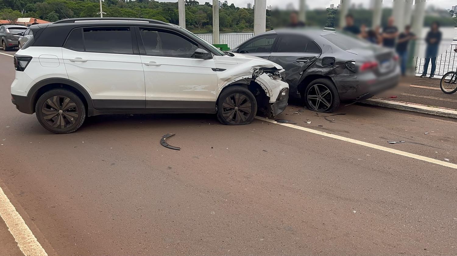 Avenida Rocha Pombo fica interditada após forte colisão entre T-Cross e Mercedes-Benz