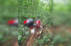 Motocicleta furtada é encontrada escondida em área de mata no Bairro Universitário