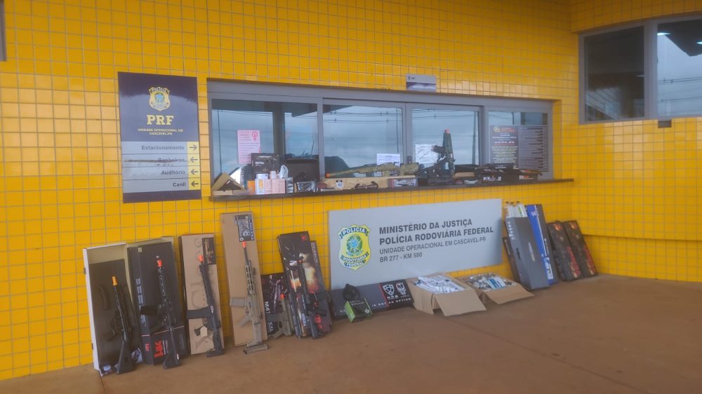 Motorista é preso após ser flagrado com carro recheado de produtos ilegais em Cascavel Imagem referente a Motorista é preso após ser flagrado com carro recheado de produtos ilegais em Cascavel