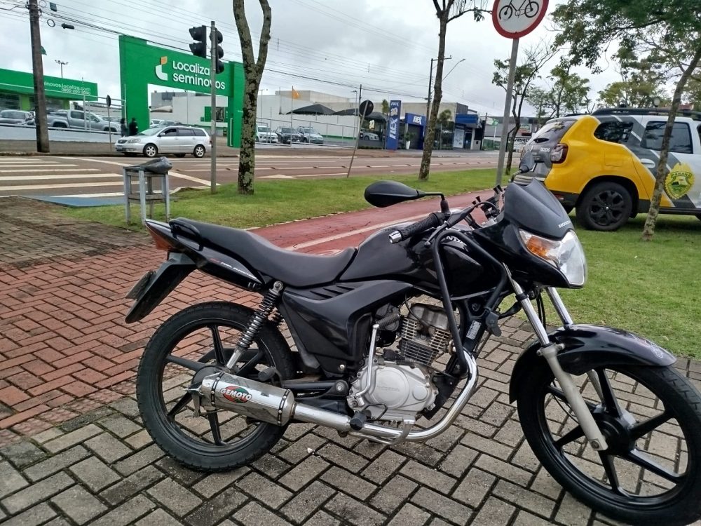 Imagem referente a Motociclista faz conversão proibida ao ver PM e acaba com moto apreendida em Cascavel