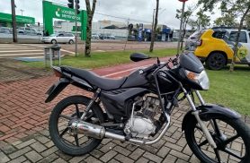 Motociclista faz conversão proibida ao ver PM e acaba com moto apreendida em Cascavel