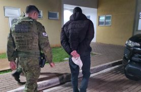 Cão farejador encontra drogas em bagagem e homem é preso