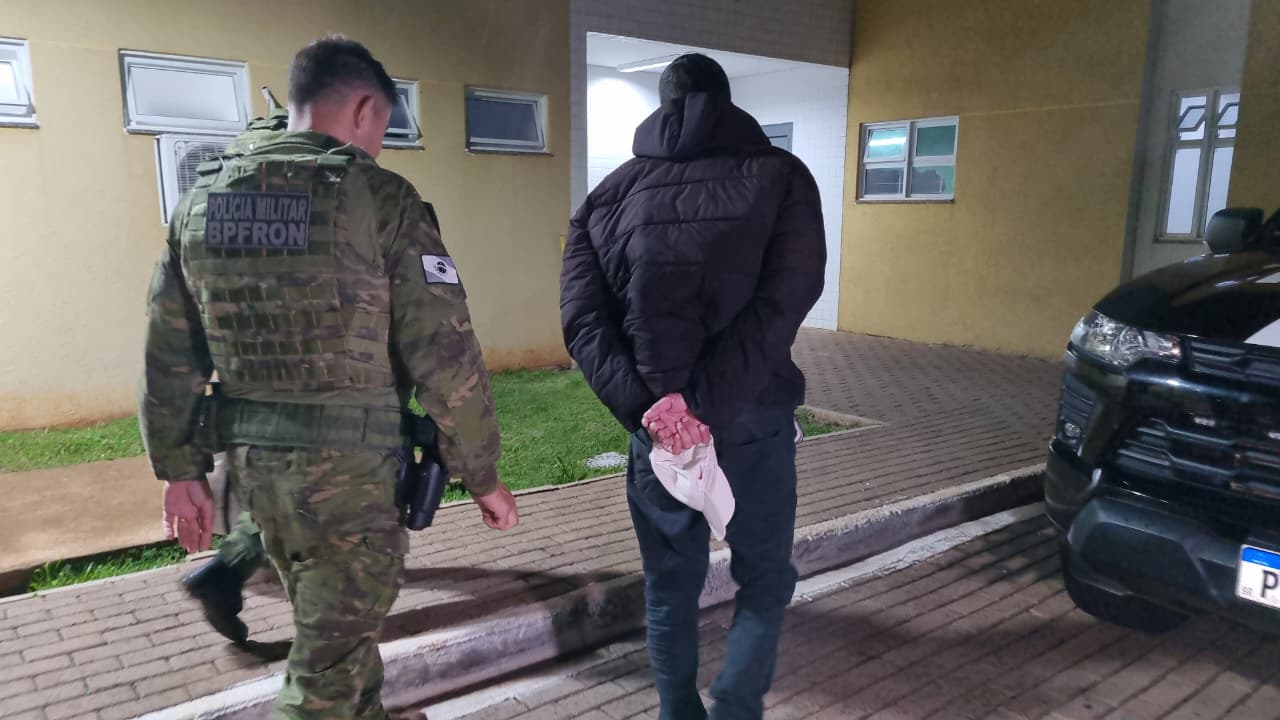 Cão farejador encontra drogas em bagagem e homem é preso