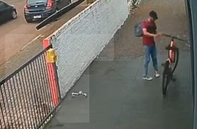 Homem entra em estabelecimento e furta bicicleta na Avenida Piquiri, em Cascavel